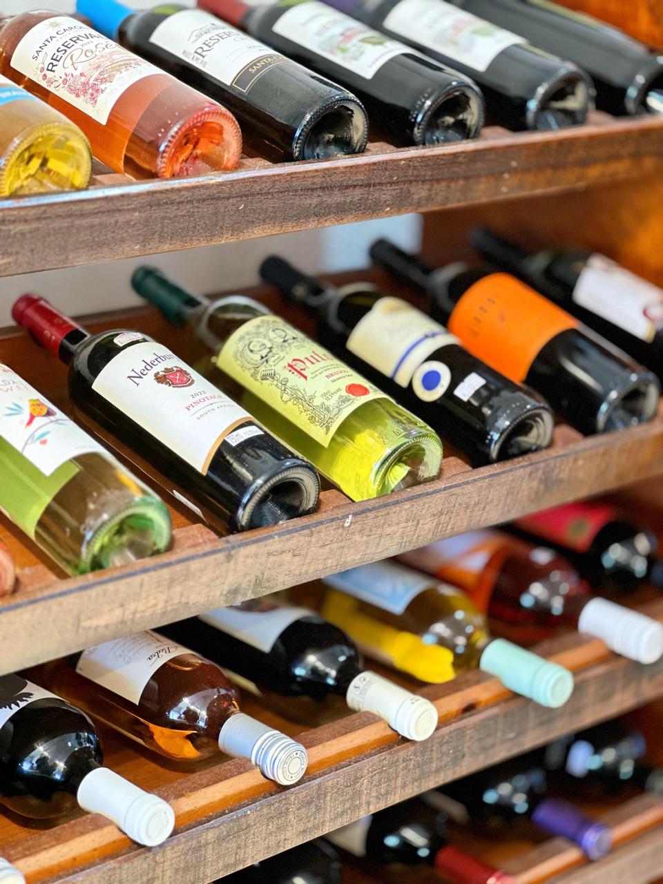 Seleção de vinhos nacionais e importados na Top Frios São José dos Pinhais